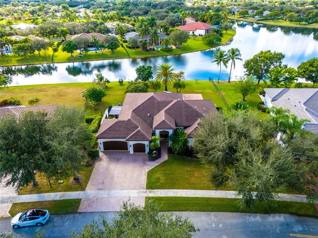 an aerial view of a house with outdoor space and lake view
