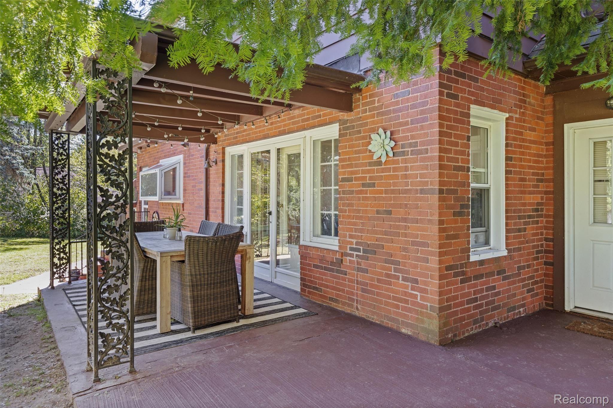 85 Barrington Road Bloomfield Hills, MI 48302 - Photo 37 of 45 85 Barrington - Back Patio