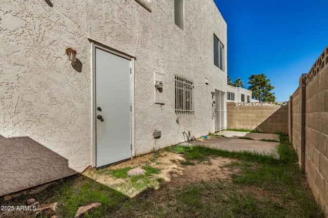 a view of a backyard
