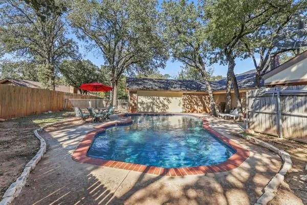 a view of a backyard