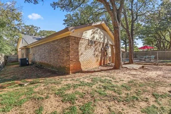 a view of back yard of the house