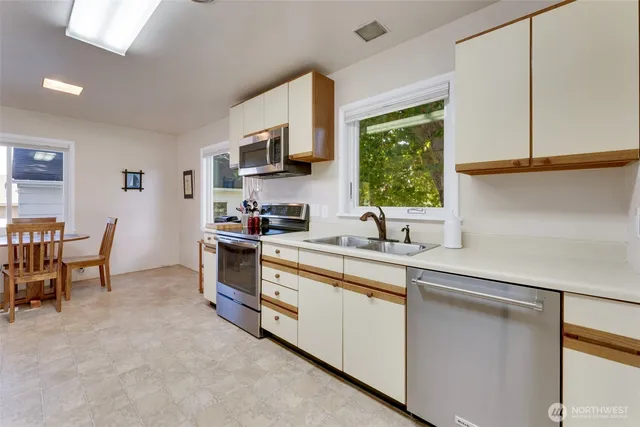 a view of a livingroom with furniture window and outside view