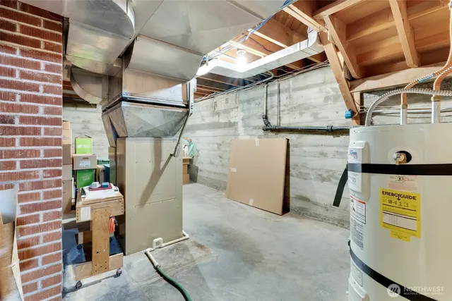 a view of an house with backyard space and garden