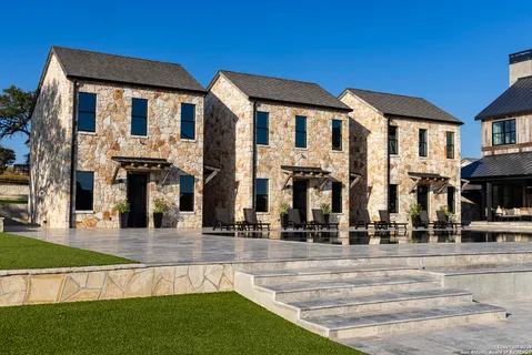 a view of entryway with livingroom