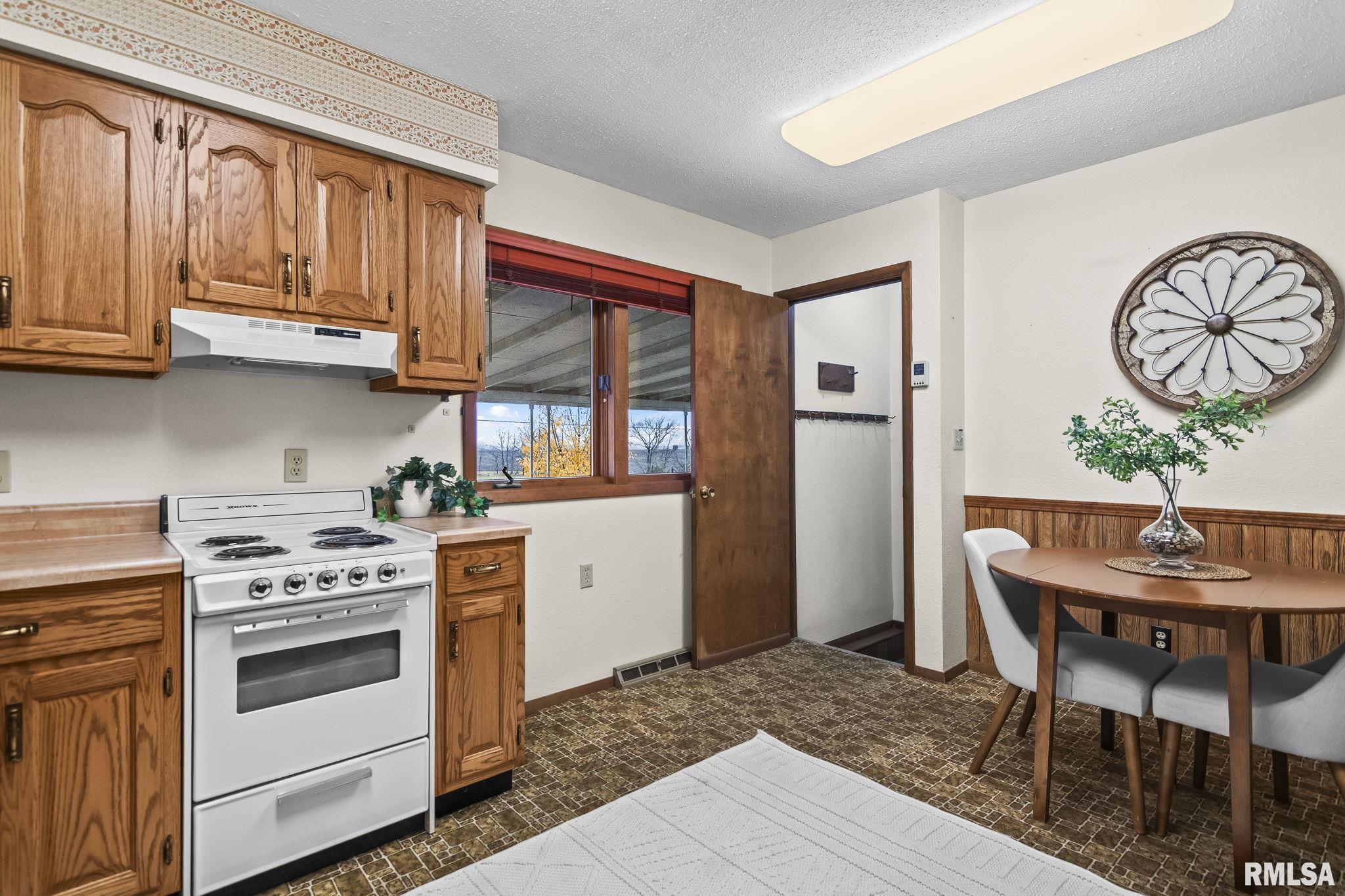 55 Buckingham Road Chatham, IL 62629 - Photo 8 of 37