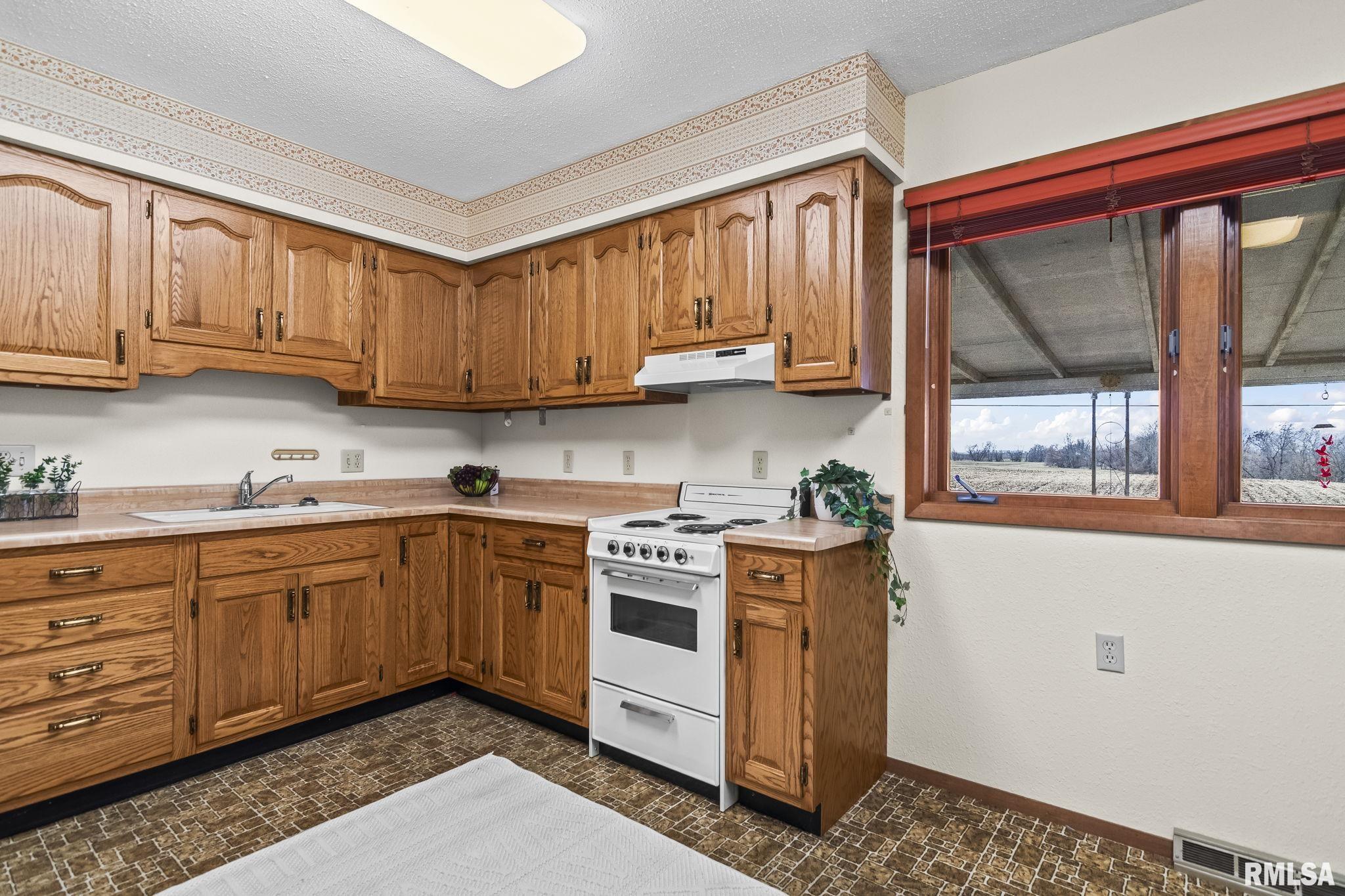 55 Buckingham Road Chatham, IL 62629 - Photo 9 of 37