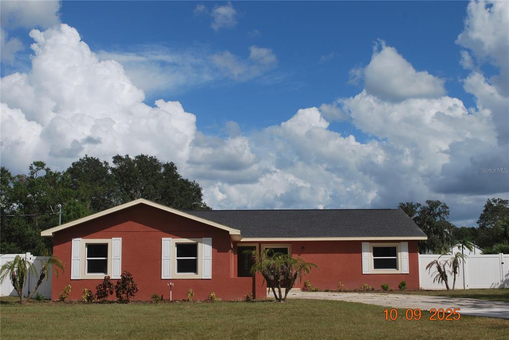 a view of a yard in front of a house