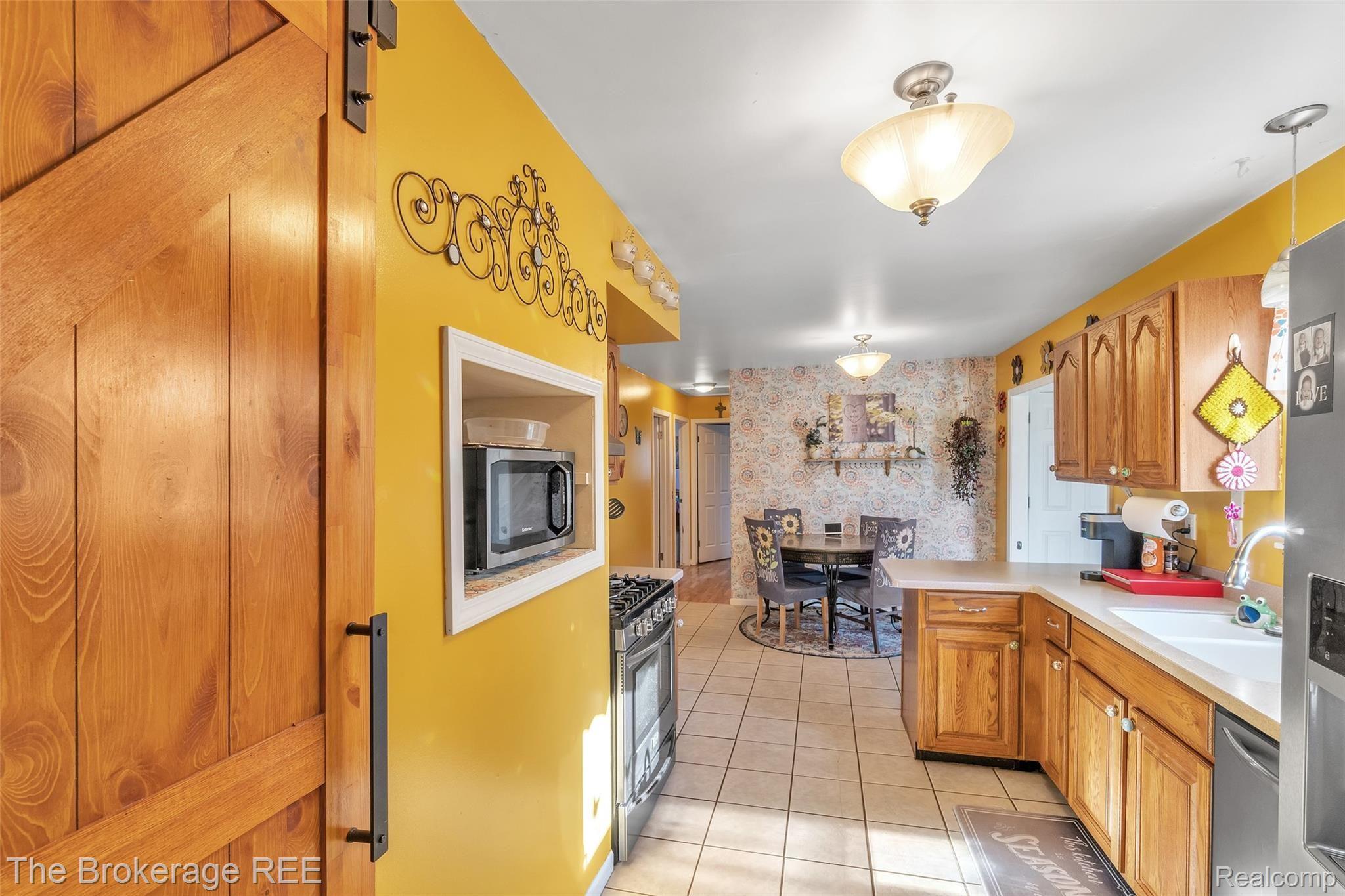 7138 East Carpenter Road Davison, MI 48423 - Photo 22 of 69 21-7138 E. Carpenter Rd-windowstill-realestate-photography-21