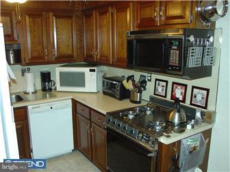 12619 Dunks Ferry Road Philadelphia, PA 19154 - Photo 3 of 12 Kitchen