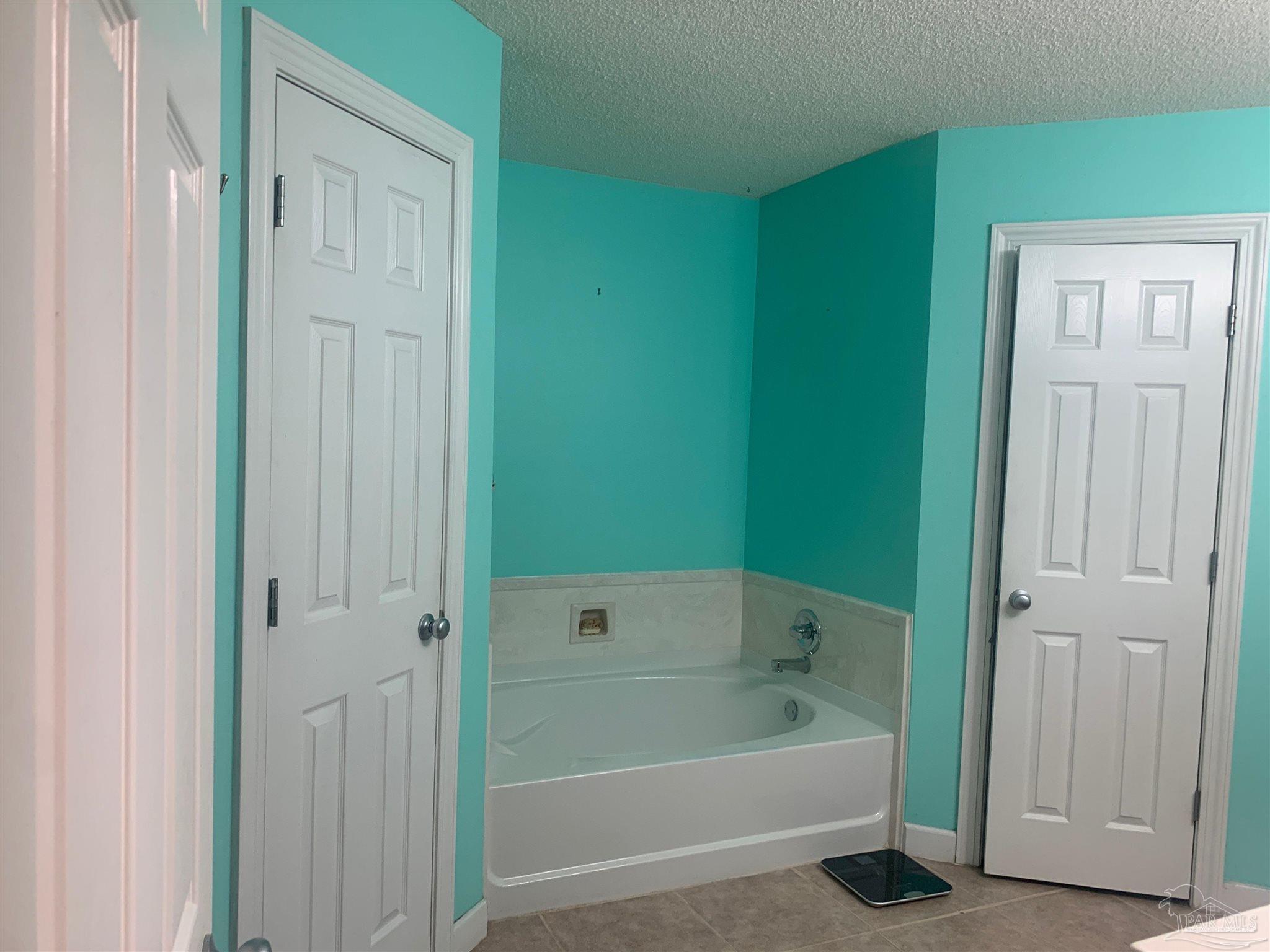 5154 Seneca Trail Milton, FL 32583 - Photo 6 of 20 a bathroom with bathtub and shower
