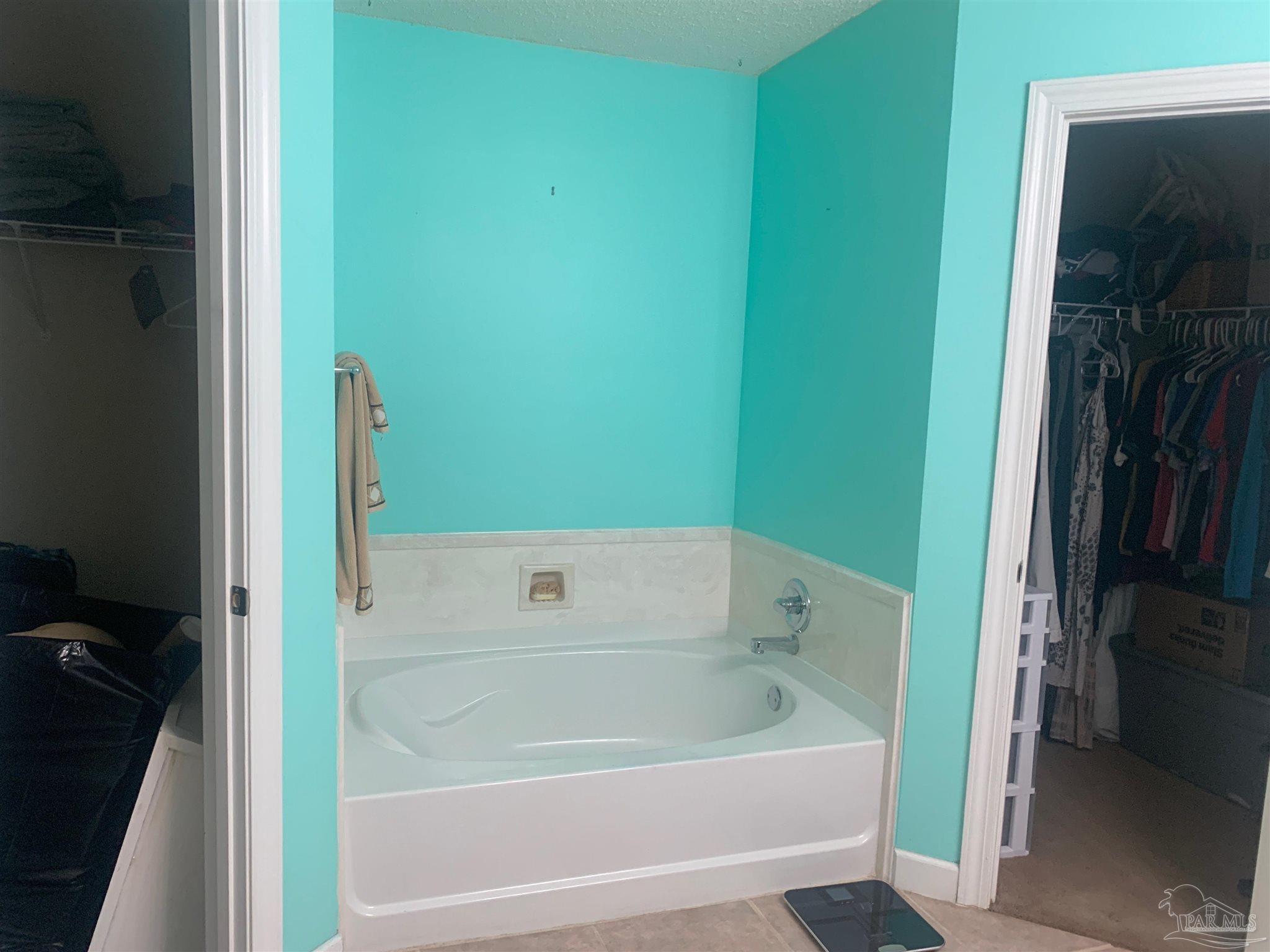5154 Seneca Trail Milton, FL 32583 - Photo 7 of 20 a bathroom with a bathtub
