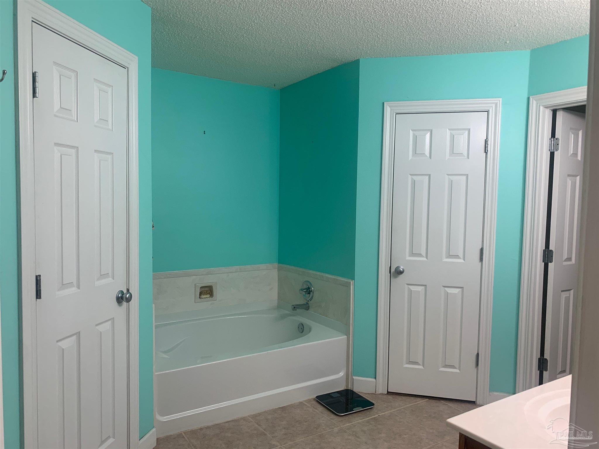 5154 Seneca Trail Milton, FL 32583 - Photo 8 of 20 a bathroom with bathtub and shower
