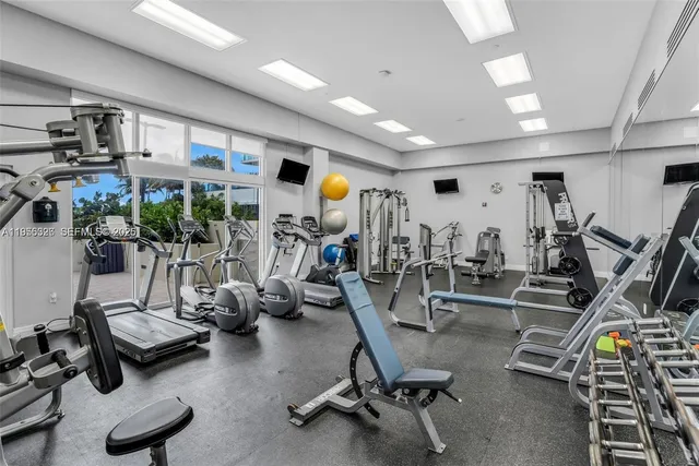 $3,450 | 6917 Collins Avenue, Unit 514, Miami Beach, FL 33141