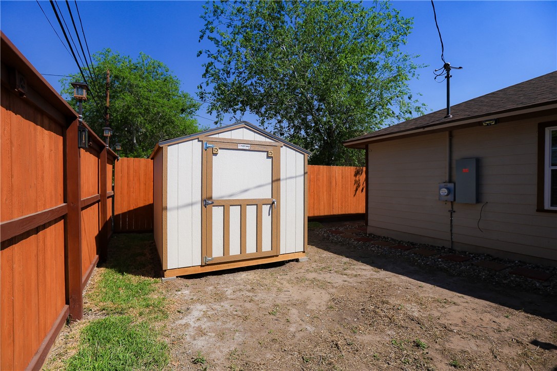 700 North Cameron Street Alice, TX 78332 - Photo 13 of 15 a backyard of a house with lots of green space