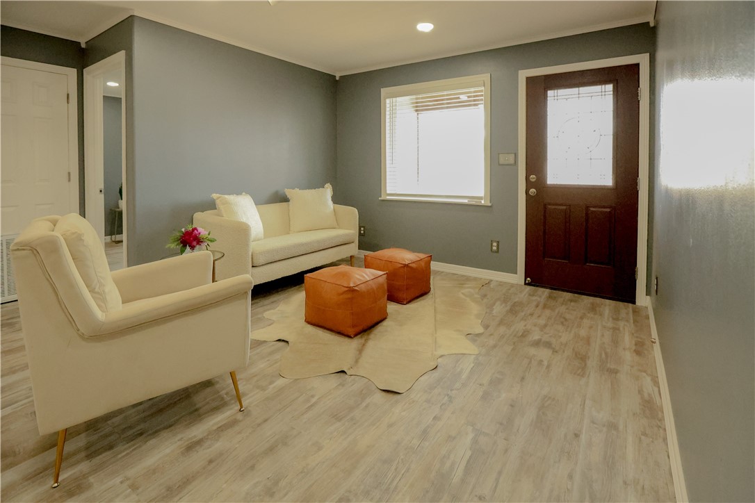 700 North Cameron Street Alice, TX 78332 - Photo 2 of 17 a living room with furniture and a window