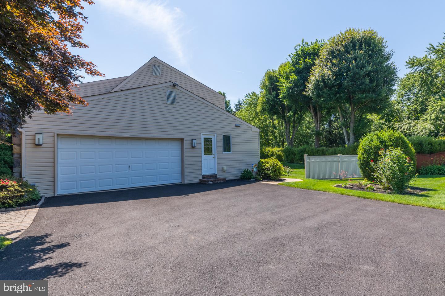 971 Lavera Road Warminster, PA 18974 - Photo 8 of 42 2 Car Garage and Parking for 10+