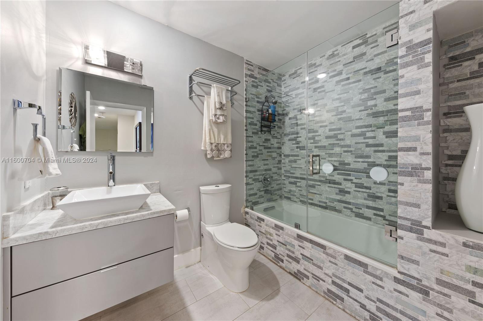 2003 St Andrews Road, Unit 122 Hollywood, FL 33021 - Photo 53 of 65 Shared bathroom for 2 bedrooms