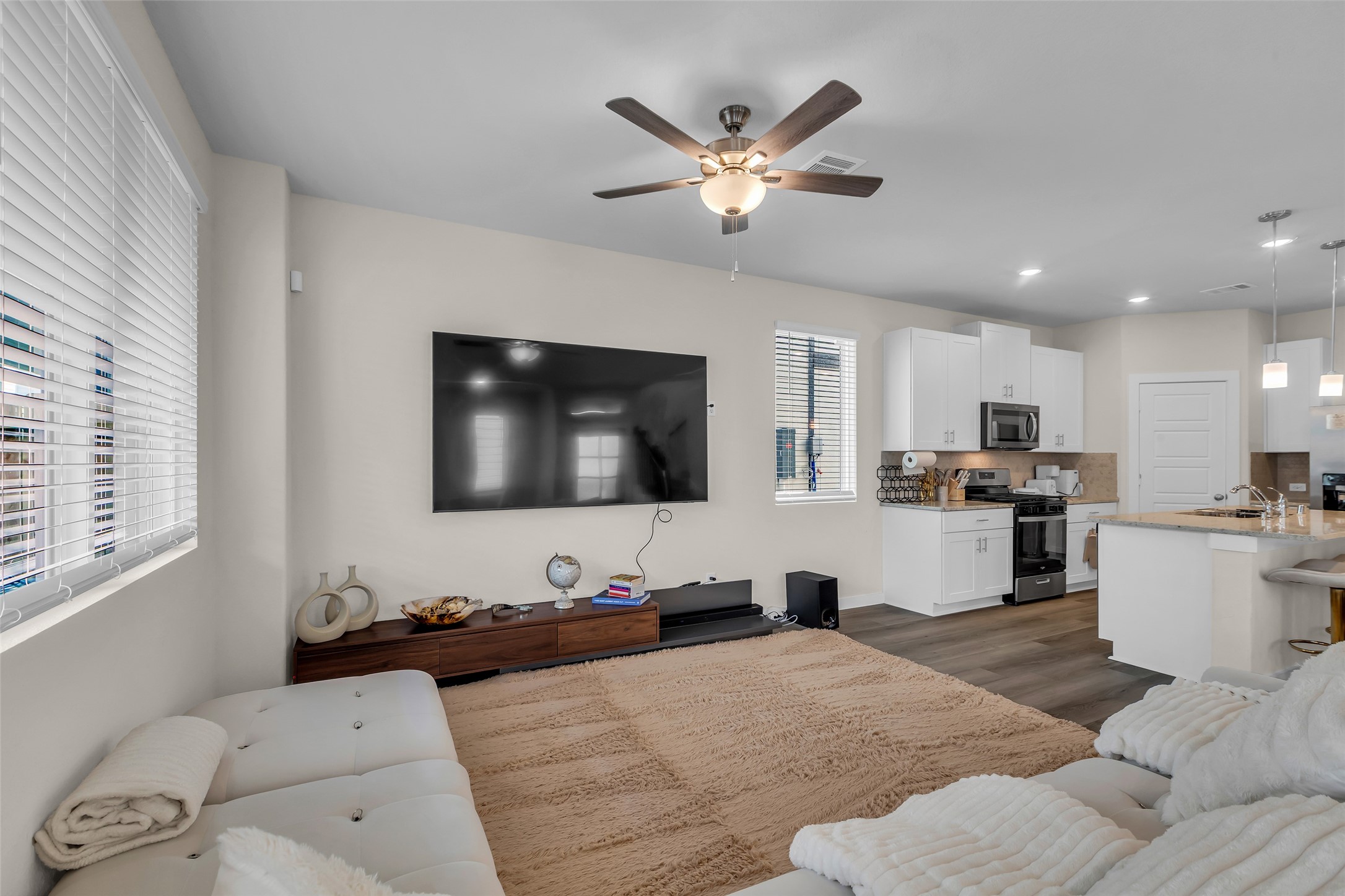3109 Boulder Rnch Drive Houston, TX 77063 - Photo 8 of 26 a living room with furniture and kitchen view
