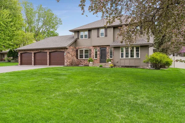 $750,000 | 900 Nina Court, Mendota Heights, MN 55118