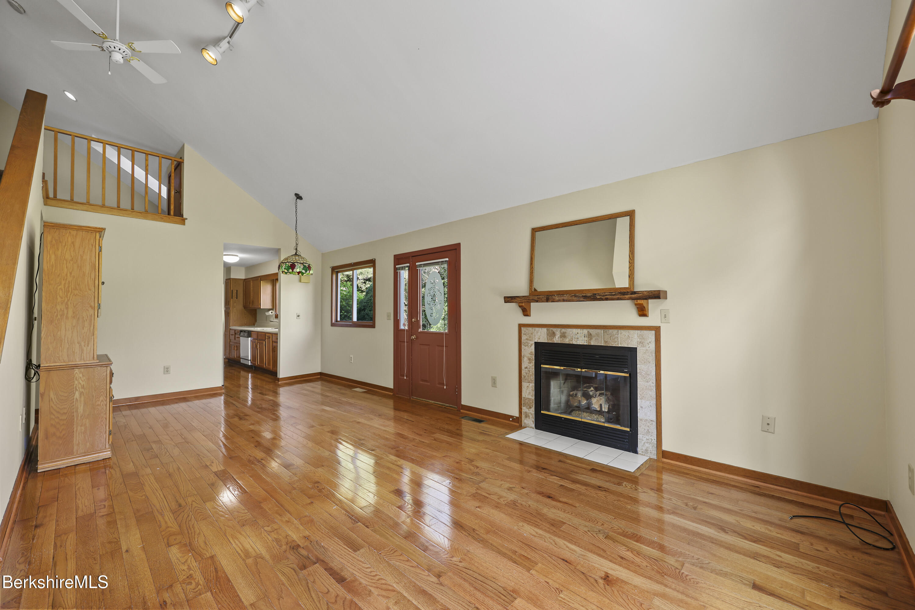 Pondview Drive, Unit H2 Pittsfield, MA 01201 - Photo 6 of 31 Living Room