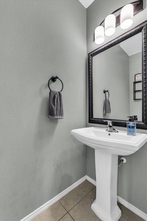 9453 Centennial Drive Waco, TX 76708 - Photo 16 of 37 a bathroom with a sink and mirror