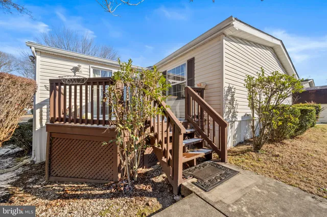 a view of entryway with a front door