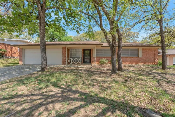$250,000 | 33 Somerset Terrace, Bedford, TX 76022