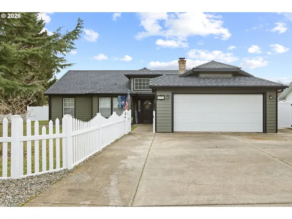 $425,000 | 1774 East 4th Avenue, Sutherlin, OR 97479