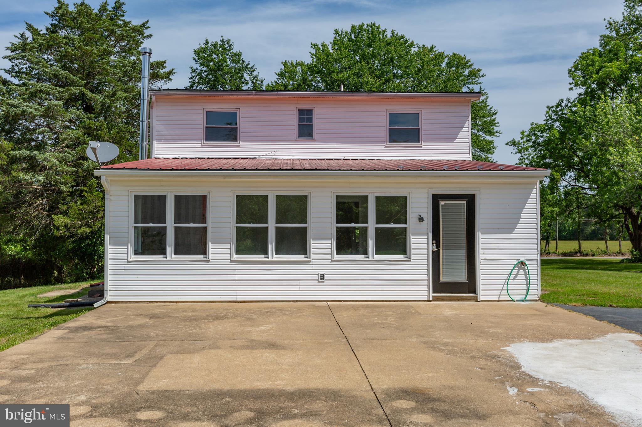 10827 Catharpin Road Spotsylvania, VA 22553 - Photo 7 of 39 a front view of a house with a garden