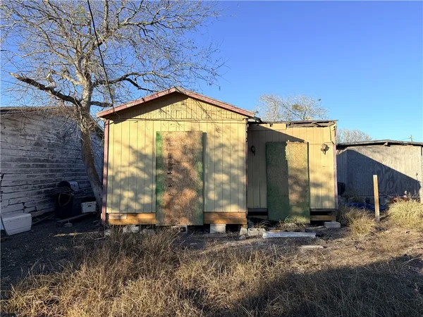 a view of house with backyard