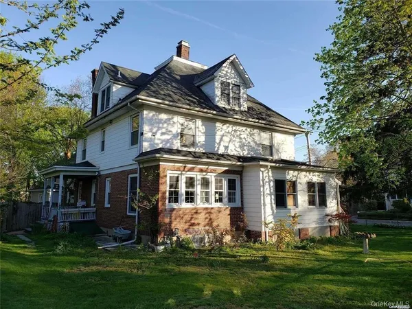 $3,100 | 102 Berry Hill Road, Unit UPPR, Oyster Bay, NY 11771