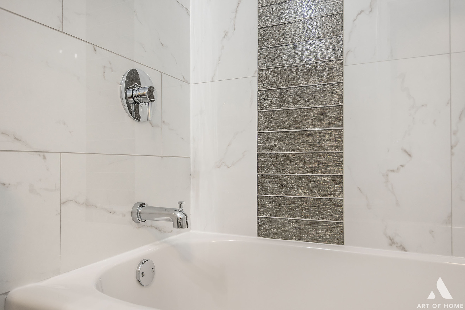 270 Holbrook Road Chicago Heights, IL 60411 - Photo 19 of 33 a bathroom with a bathtub