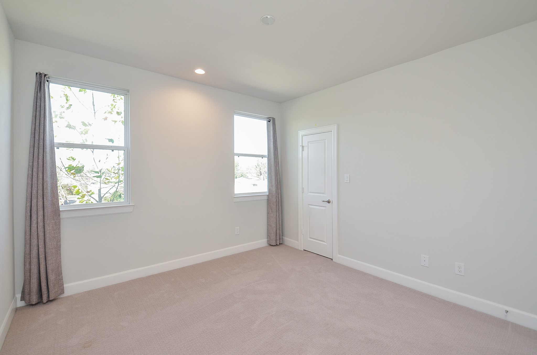 9577 Neuens Road, Unit F Houston, TX 77080 - Photo 22 of 26 an empty room with windows