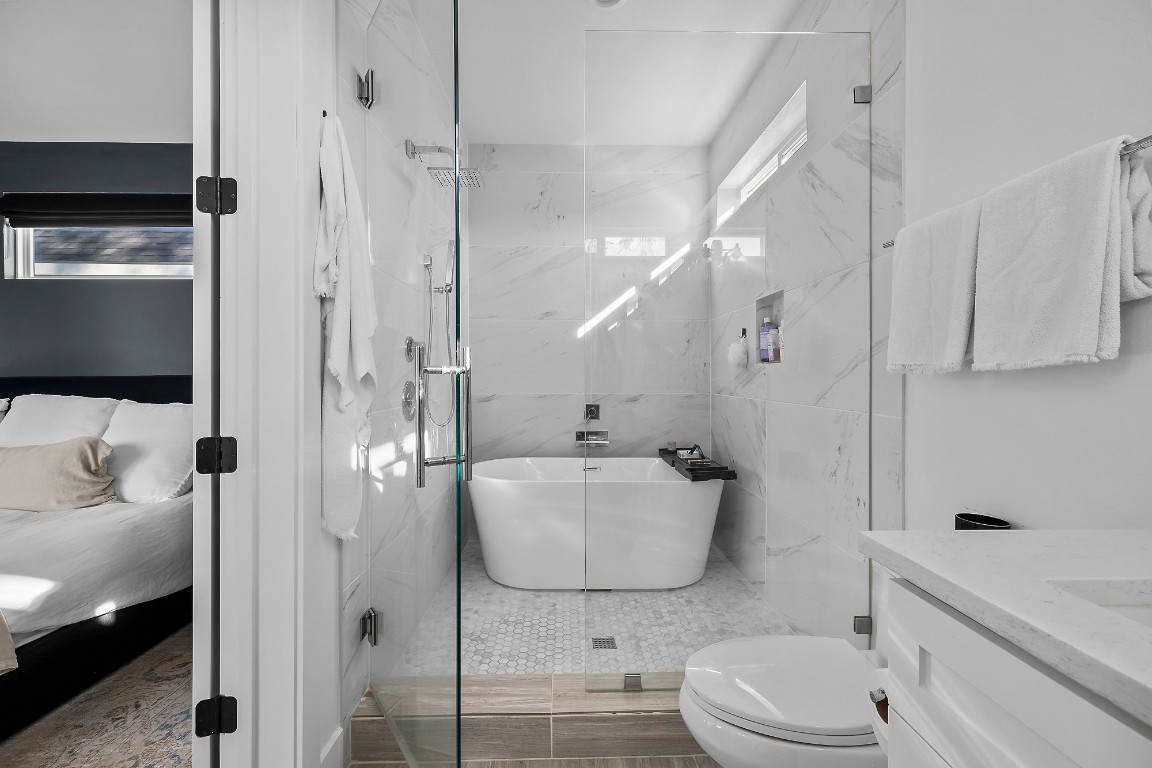 404 Powell Circle, Unit B Austin, TX 78704 - Photo 21 of 33 a bathroom with a toilet a sink and bathtub