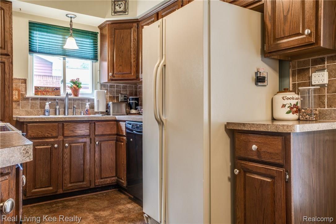 621 Rewold Drive Rochester, MI 48307 - Photo 11 of 34 All kitchen appliances stay.