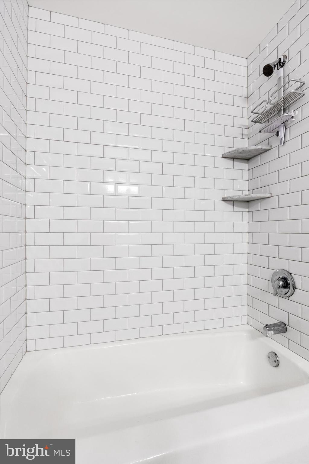 118 Barcroft Drive Cherry Hill, NJ 08034 - Photo 61 of 75 a bathroom with a bathtub