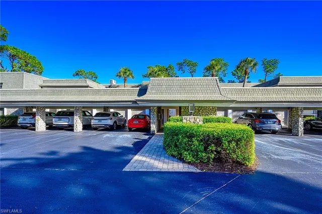 a view of yard with tree in front of it