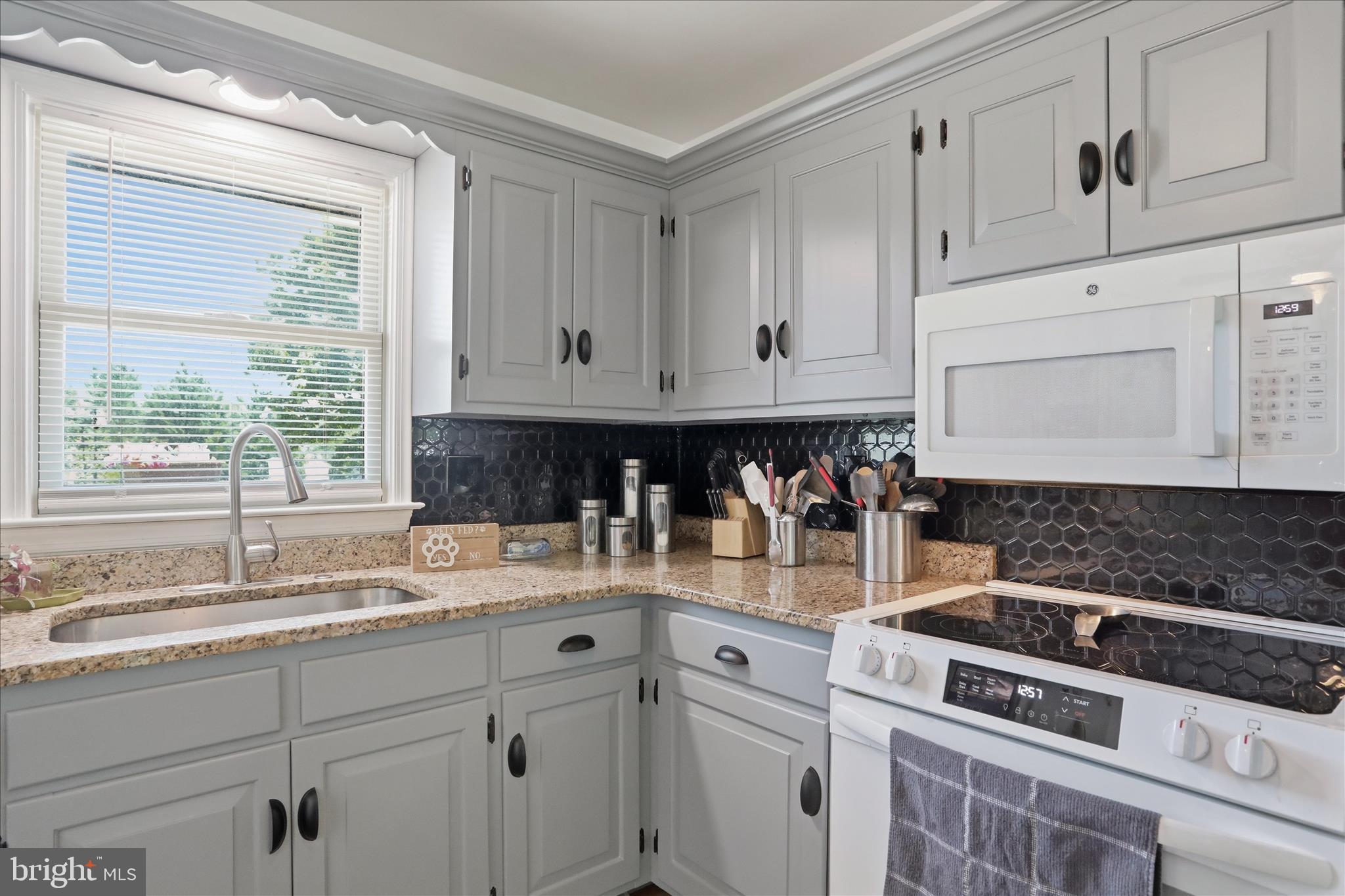 19627 Cool Hollow Road Hagerstown, MD 21740 - Photo 13 of 53 Great natural light in kitchen/granite counter top