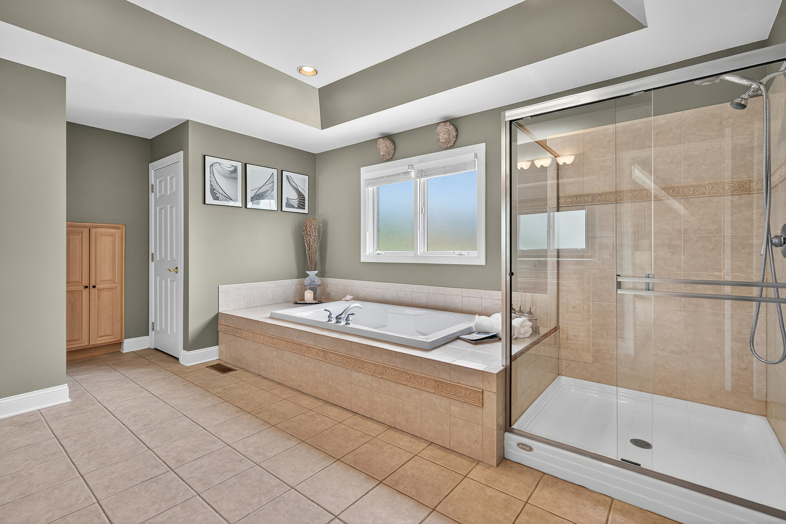 4210 Jacqueline Lane Crystal Lake, IL 60014 - Photo 28 of 48 a spacious bathroom with a tub shower and mirror