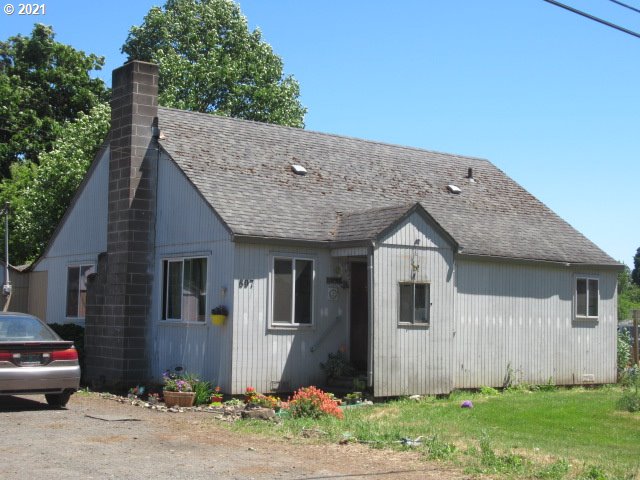 897 South 43rd Street Springfield, OR 97478 - Photo 1 of 5 a front view of a house with garden