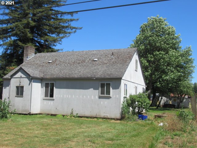 897 South 43rd Street Springfield, OR 97478 - Photo 4 of 5 a view of a house with a yard