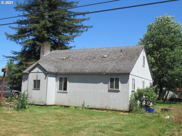 897 South 43rd Street Springfield, OR 97478 - Photo 5 of 5 a front view of a house with a garden