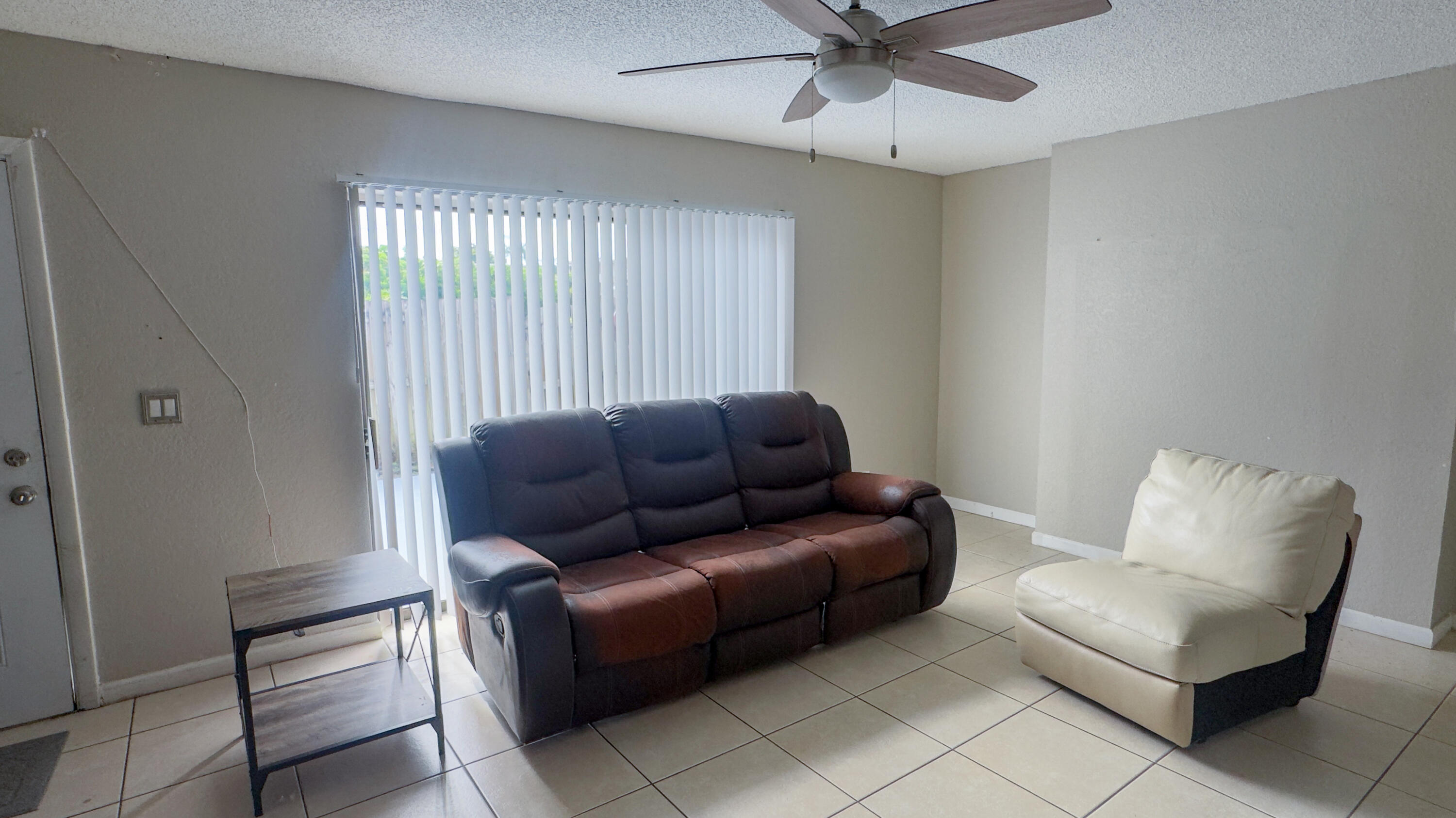 407 Arabian Road Palm Springs, FL 33461 - Photo 6 of 19 IMG_1341-2