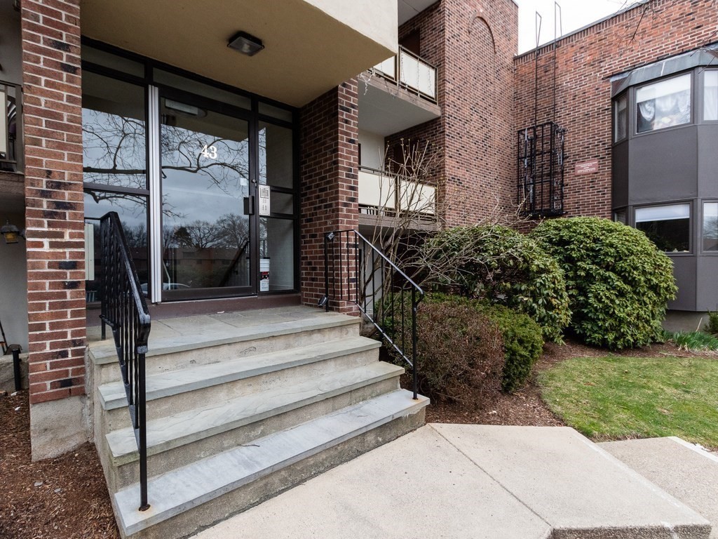 43 Angleside Road, Unit 1 Waltham, MA 02453 - Photo 3 of 27 Gallery Image 3