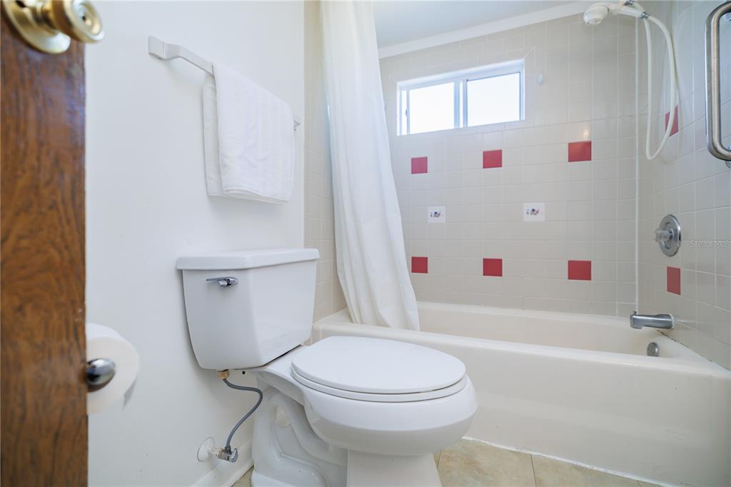 412 Osprey Drive Sebastian, FL 32976 - Photo 24 of 35 a bathroom with a sink a toilet and bathtub