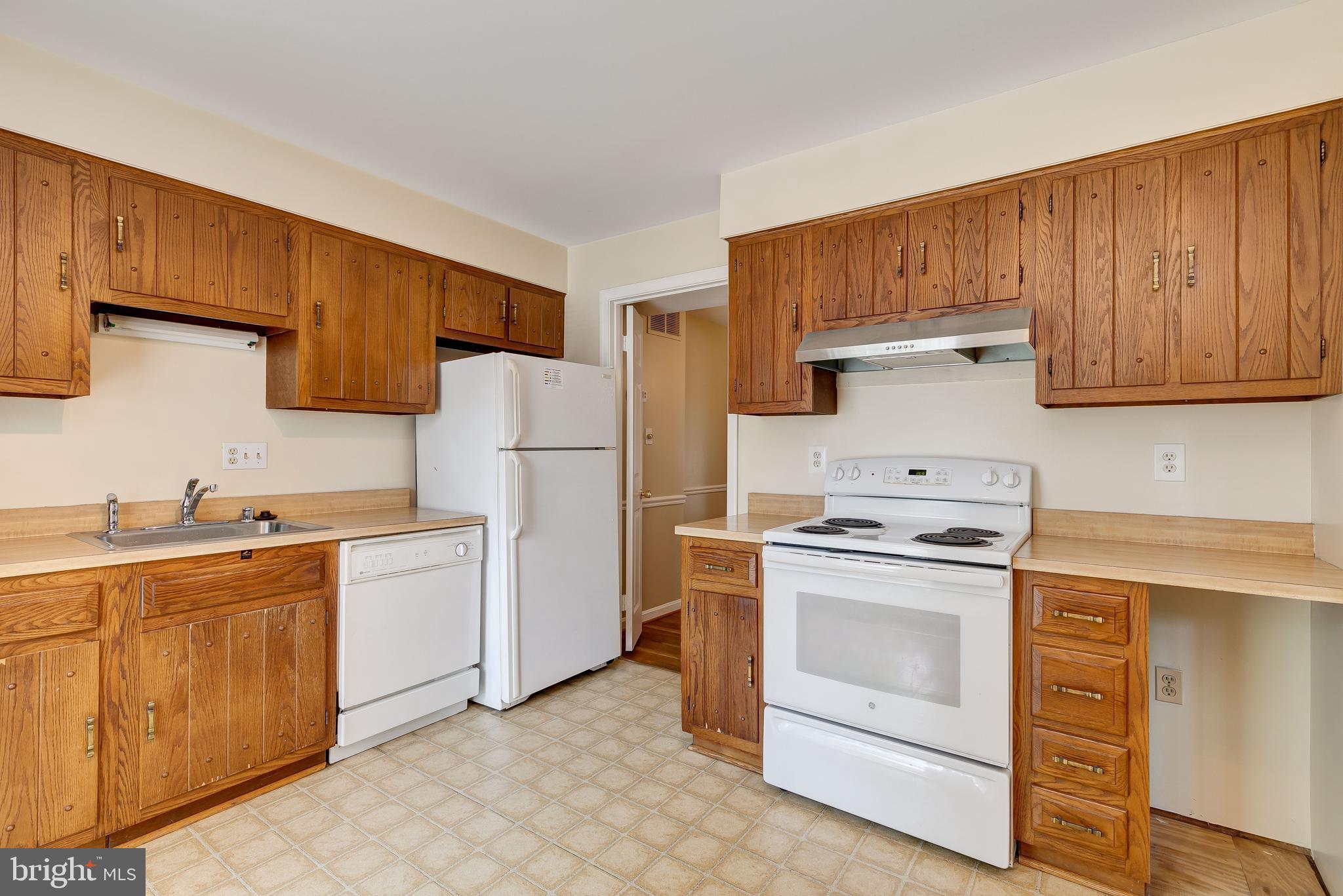 7048 Leestone Street Springfield, VA 22151 - Photo 8 of 40 Well-maintained Kitchen