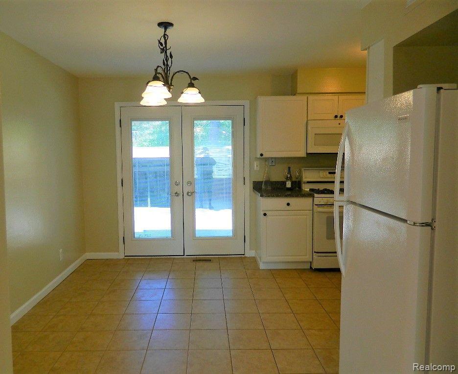 3134 Summers Road Keego Harbor, MI 48320 - Photo 3 of 18