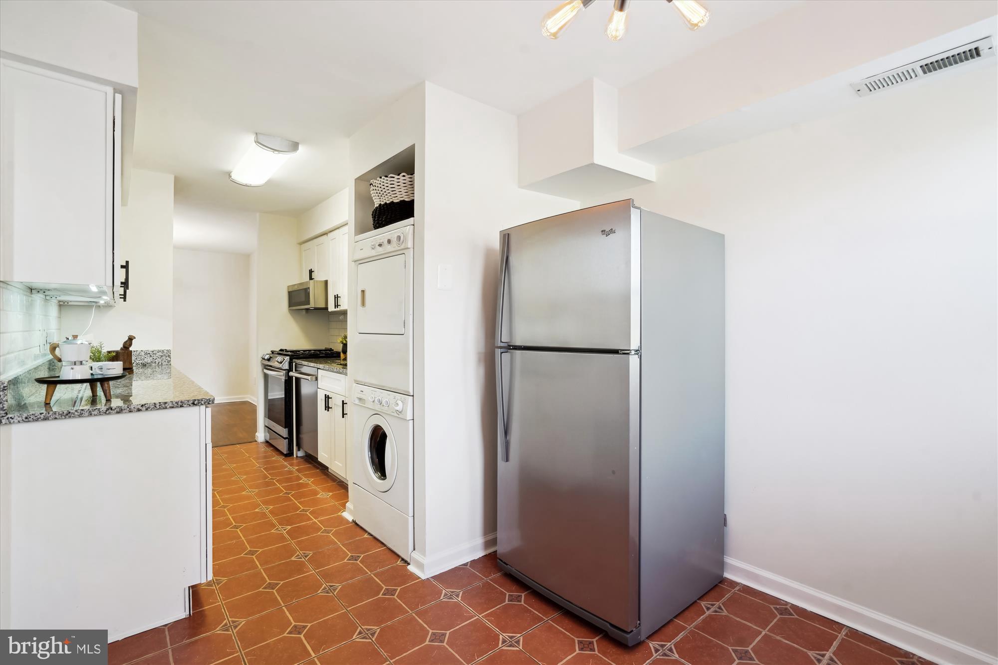 11228 Chestnut Grove Square, Unit 16 Reston, VA 20190 - Photo 11 of 47 Kitchen
