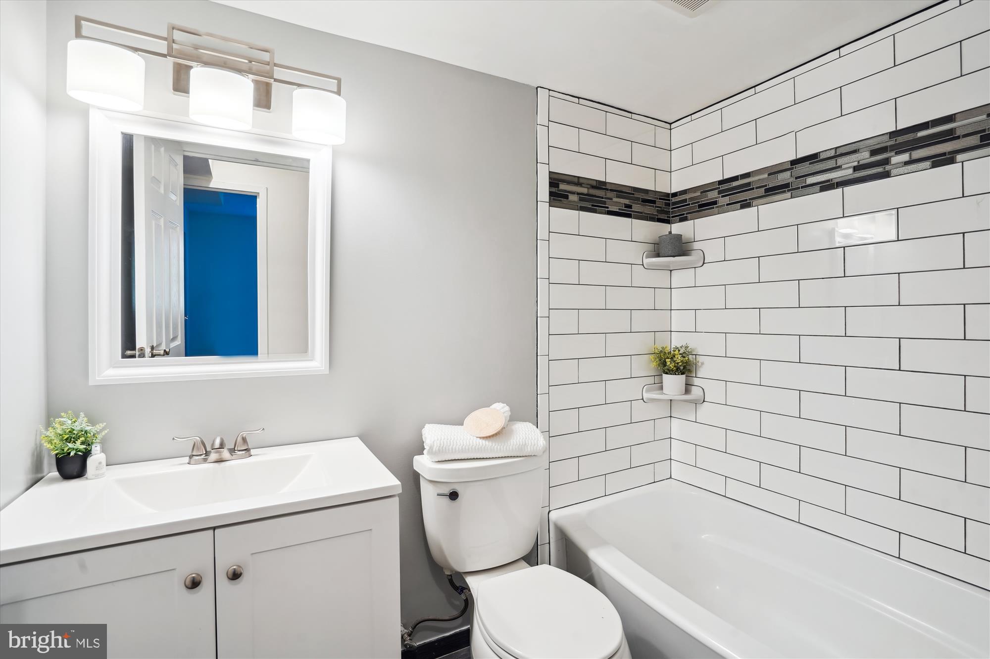 11228 Chestnut Grove Square, Unit 16 Reston, VA 20190 - Photo 14 of 47 Primary Bath
