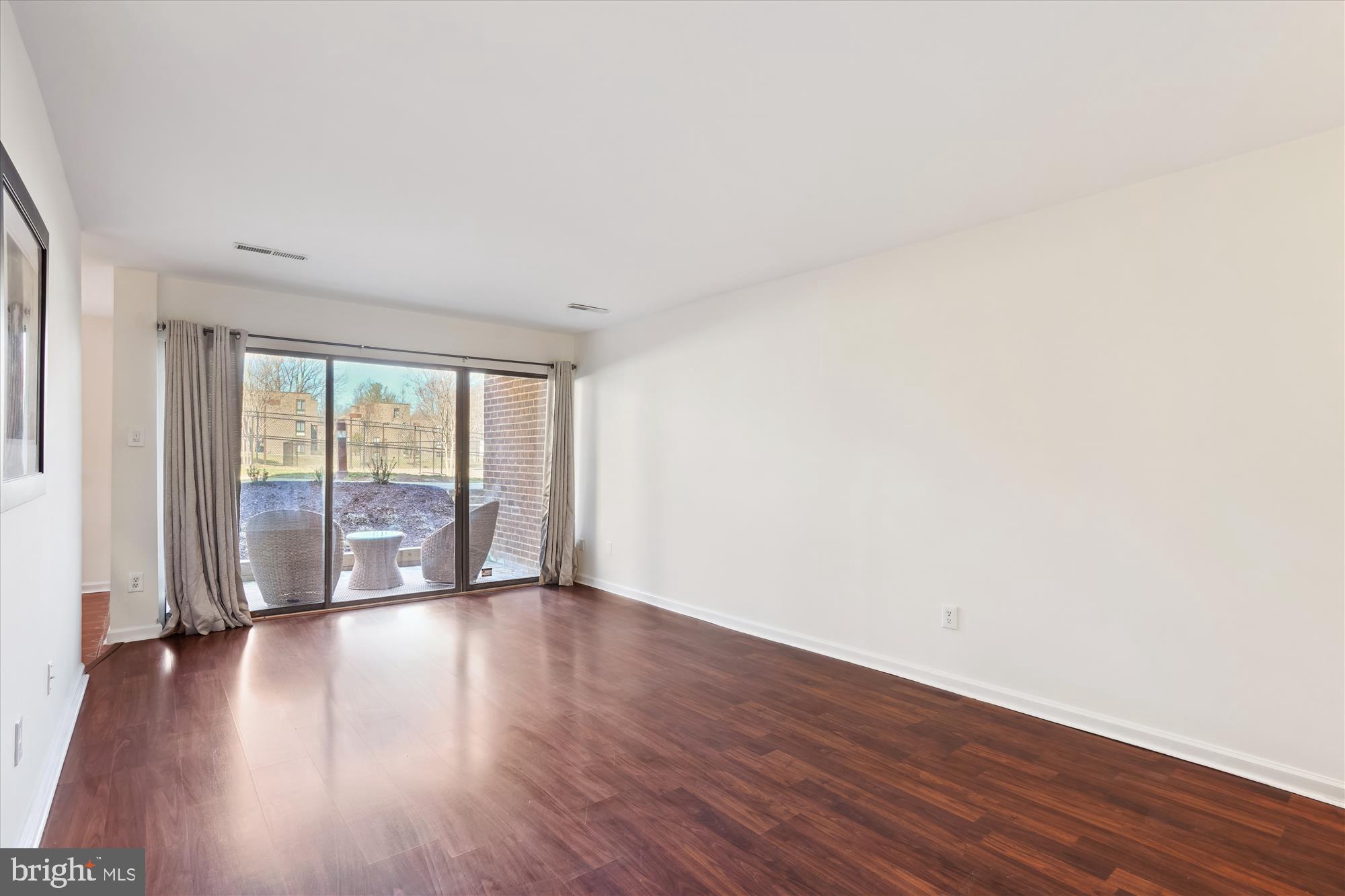 11228 Chestnut Grove Square, Unit 16 Reston, VA 20190 - Photo 4 of 47 Living Room